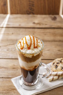 Buzlu kahve süt ve karamelli dondurma ile