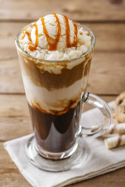 Ledová káva se zmrzlinou mlékem a karamelem — Stock fotografie