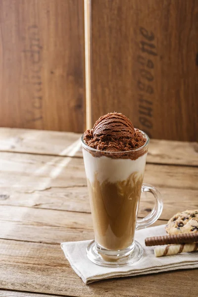 Café gelado com leite e sorvete de chocolate — Fotografia de Stock