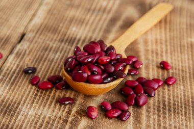 Ahşap bir yüzey üzerinde ham kuru fasulye