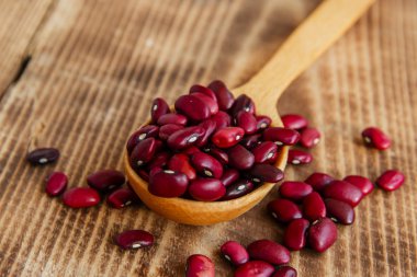 Ahşap bir yüzey üzerinde ham kuru fasulye