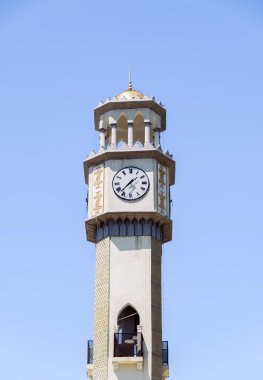 Şehir kule üzerinde saat