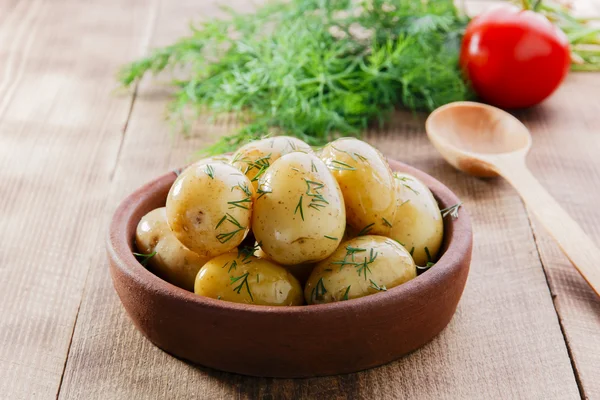 Варена нова картопля в мисці — стокове фото