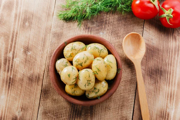 Ferveu novas batatas em um boliche — Fotografia de Stock