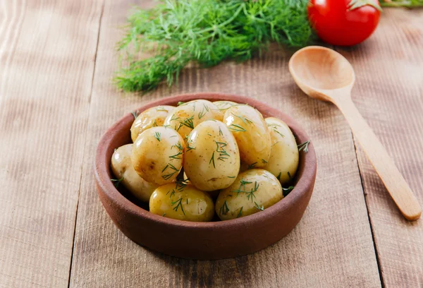 Direbus kentang baru dalam mangkuk — Stok Foto