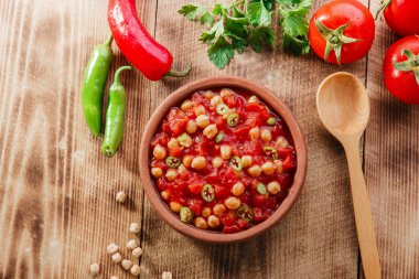 bir kase domatesli pişmiş nohut