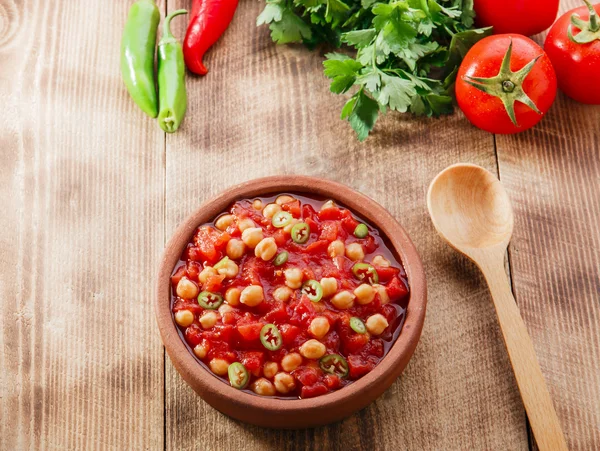 Gekookte kikkererwten met tomaten in een kom — Stockfoto