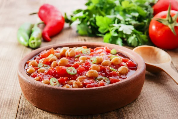 Cooked chickpeas with tomatoes in a bowl — Stock Photo, Image