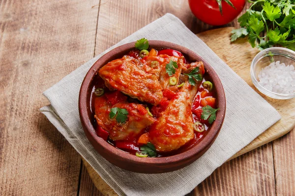 Pollo en salsa de tomate en un tazón chakhokhbili — Foto de Stock
