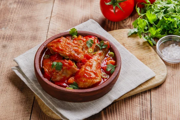 Pollo en salsa de tomate en un tazón chakhokhbili — Foto de Stock