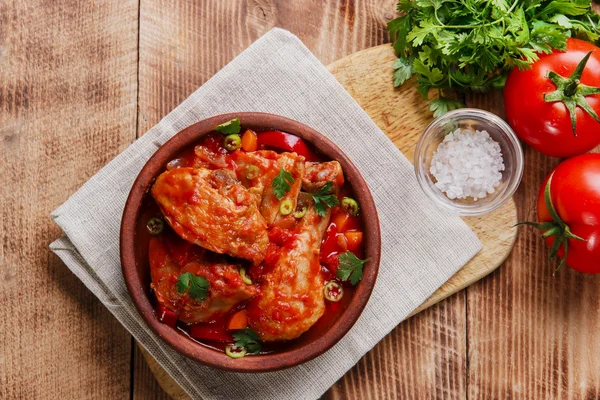 Chicken in tomato sauce in a bowl chakhokhbili — Stock Photo, Image