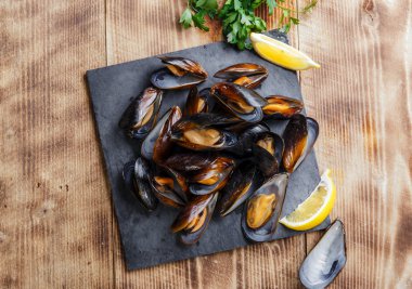 istiridye limon ve otlar ile buharda pişirilmiş midye