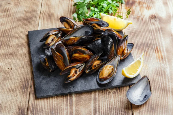 Muscheln gedünstete Austern mit Zitrone und Kräutern — Stockfoto