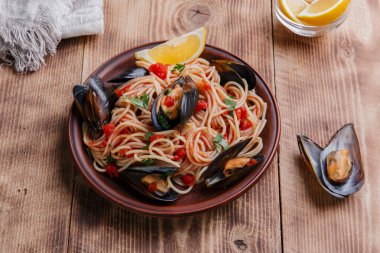 domates soslu spagetti ile midye