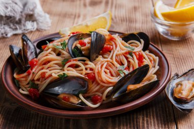 domates soslu spagetti ile midye