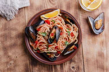 domates soslu spagetti ile midye