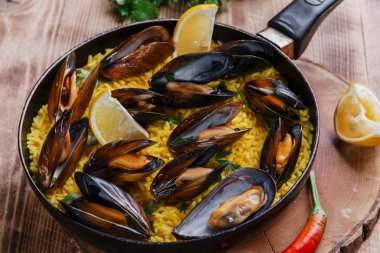 Midye paella pirinç bir tavada