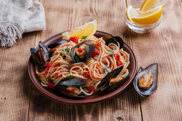 Mussels with spaghetti in tomato sauce — Stock Photo, Image