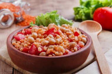Nohut turuncu mercimek ve domates yemek