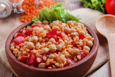 Nohut turuncu mercimek ve domates yemek