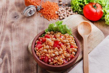 Nohut turuncu mercimek ve domates yemek