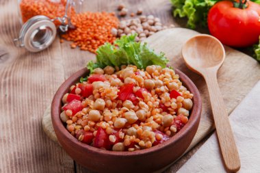 Nohut turuncu mercimek ve domates yemek