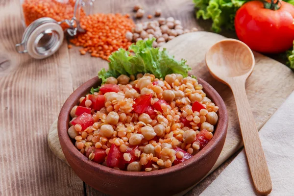 Garbanzo plato naranja lentejas y tomate —  Fotos de Stock