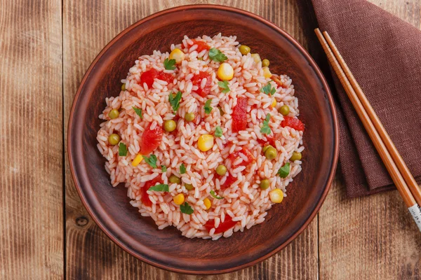 Arroz con maíz de tomate y guisantes verdes —  Fotos de Stock