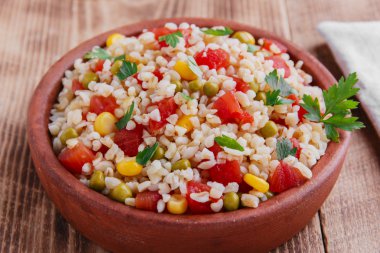 domates Mısır ve yeşil bezelye ile pişmiş bulgur