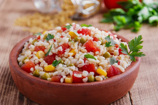 Gekookte bulgur met tomaat maïs en groene erwten — Stockfoto