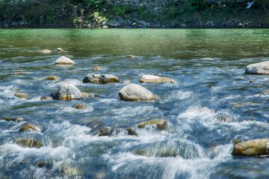 dağ dere akışı taşı uzun pozlama fotoğraf, bulanık manzara. Gürcistan