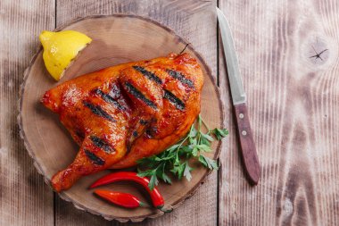 Ahşap bir yüzey üzerinde yarım tavuk Barbekü Izgara