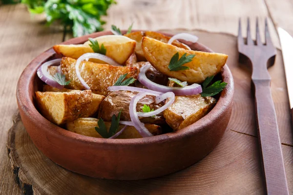 Gebakken aardappelen in een klei kom — Stockfoto