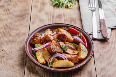 et tabağı ahşap yüzey üzerinde fırında kızarmış patates