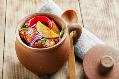 seramik bir tencerede et fırında patates