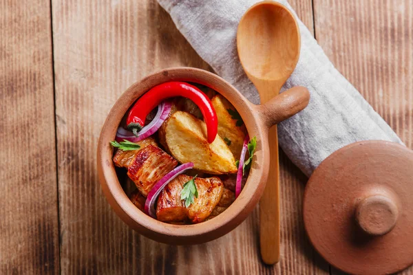 Bratkartoffeln mit Fleisch in einem Keramiktopf — Stockfoto