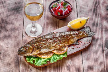 fırında bütün alabalık balık kavrulmuş