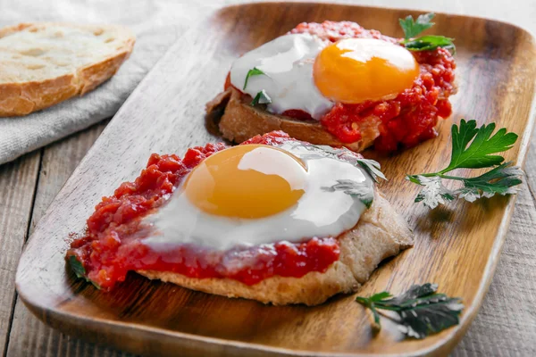 Ovos fritos com molho de tomate em bruschetta — Fotografia de Stock