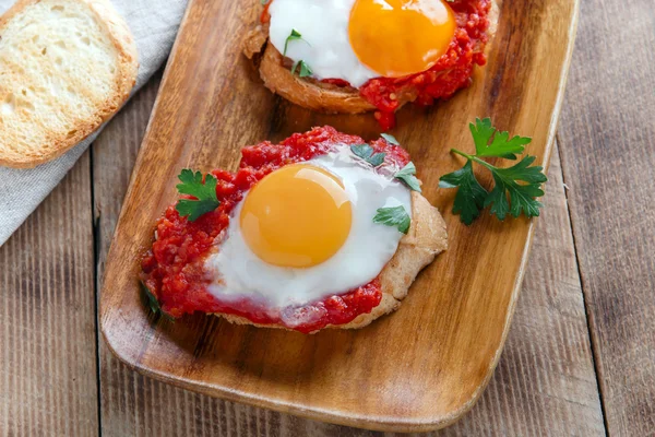 Ovos fritos com molho de tomate em bruschetta — Fotografia de Stock