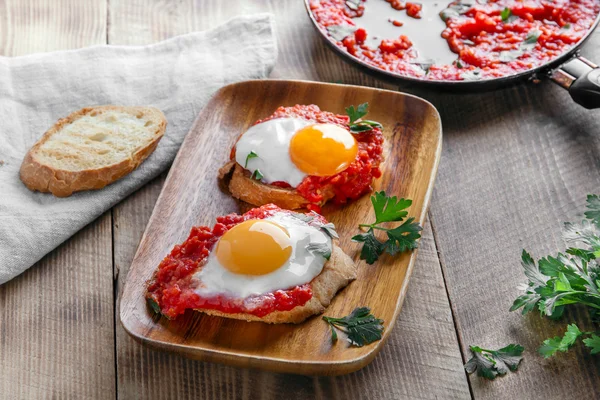 Smažená vejce s rajskou omáčkou na bruschetta — Stock fotografie