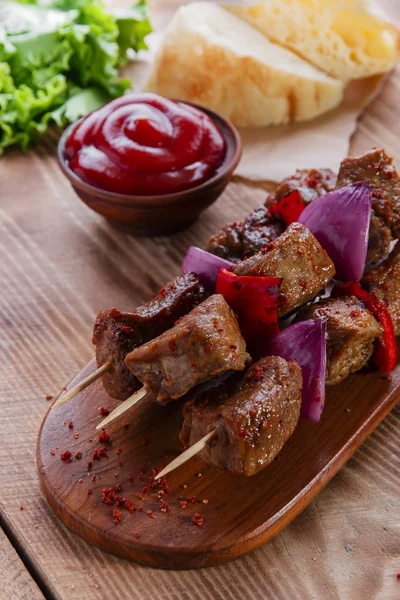 Brochettes kebab de viande avec sauce rouge sur le plateau — Photo