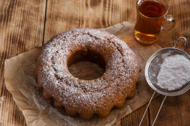 taze pişmiş halka pasta krema şeker ile
