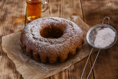 taze pişmiş halka pasta krema şeker ile