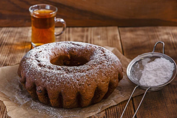 Pastel de anillo recién horneado con azúcar glaseado — Foto de Stock