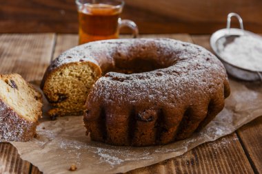 halka pasta krema şeker dilimlenmiş ve kuru üzüm ile