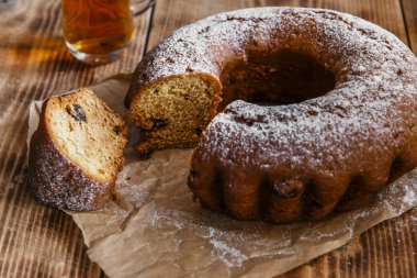 halka pasta krema şeker dilimlenmiş ve kuru üzüm ile
