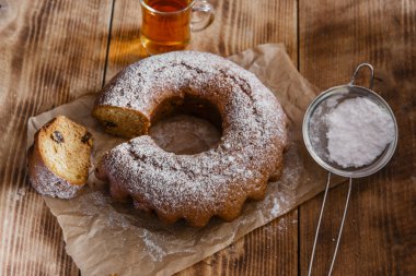 halka pasta krema şeker dilimlenmiş ve kuru üzüm ile