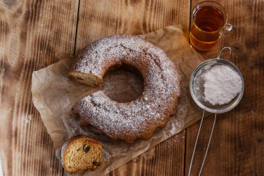 halka pasta krema şeker dilimlenmiş ve kuru üzüm ile