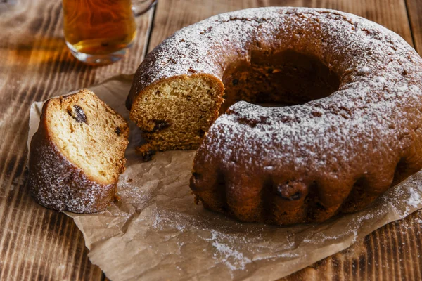 halka pasta krema şeker dilimlenmiş ve kuru üzüm ile