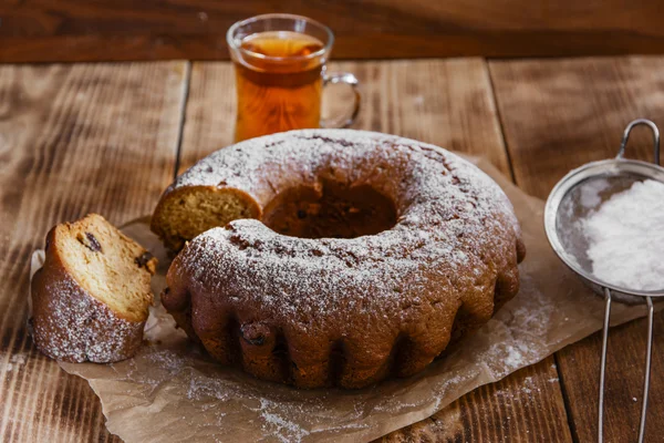 Cuocere torta anello con zucchero a velo affettato e uva passa — Foto Stock